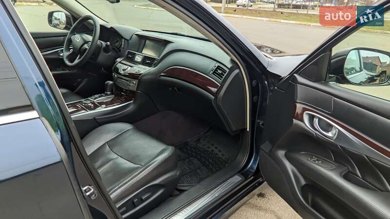 Седан Infiniti Q70 2014 в Бучі