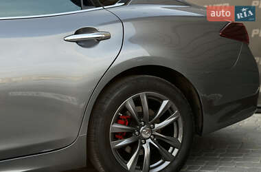 Седан Infiniti Q70 2015 в 