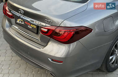 Седан Infiniti Q70 2015 в 