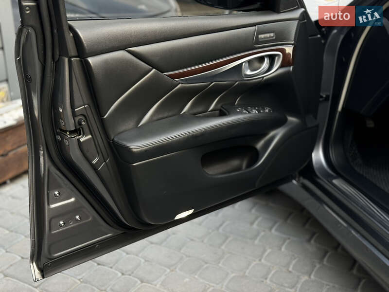 Седан Infiniti Q70 2015 в Виннице