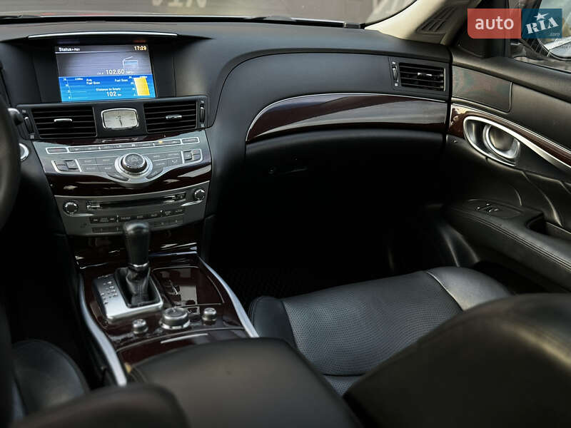 Седан Infiniti Q70 2015 в Виннице