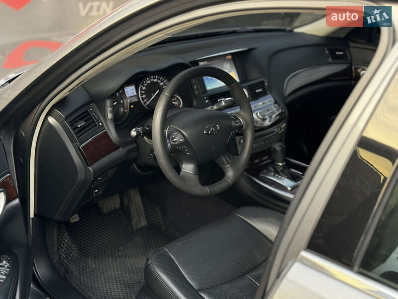 Седан Infiniti Q70 2015 в Виннице