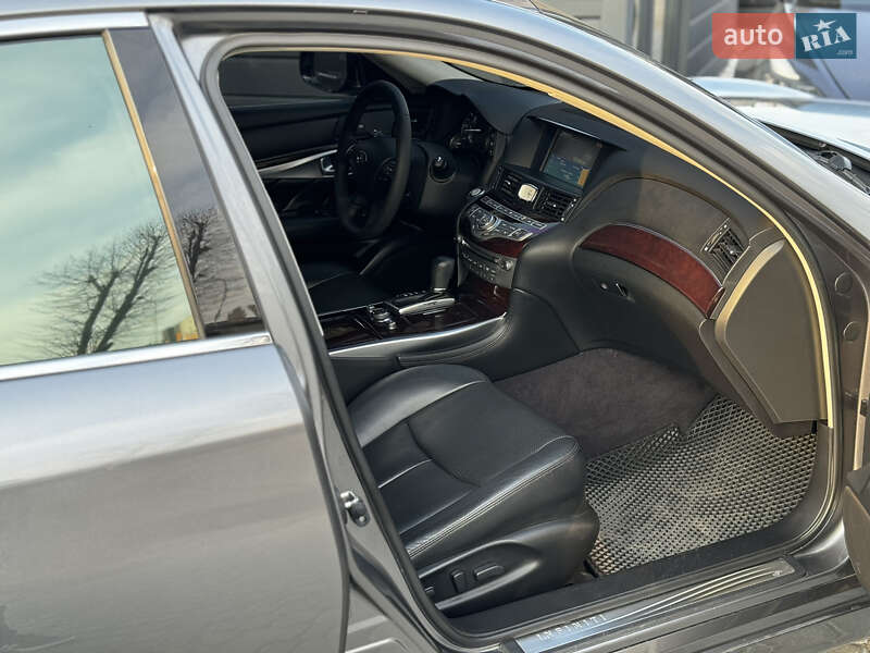 Седан Infiniti Q70 2015 в Виннице