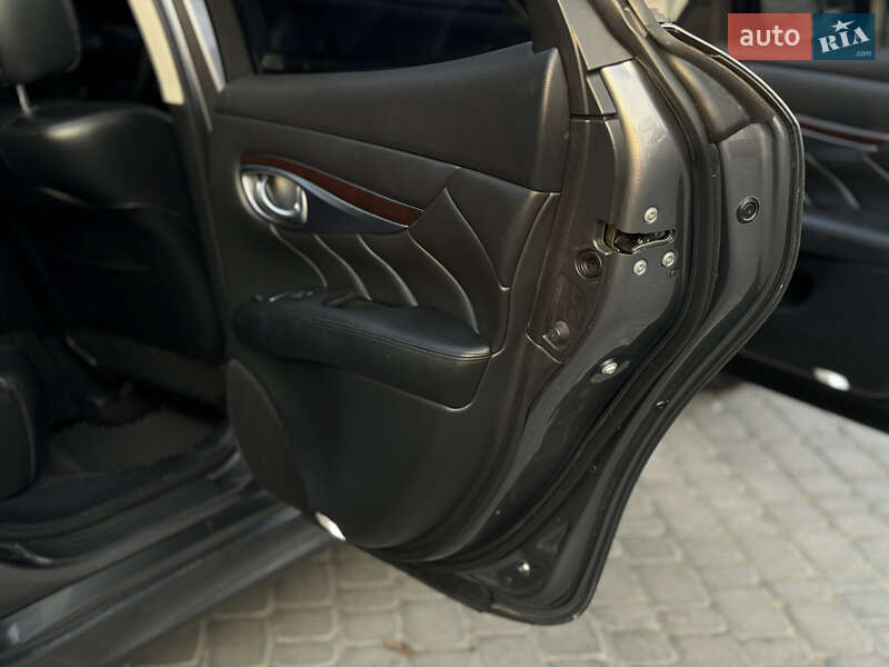 Седан Infiniti Q70 2015 в Виннице