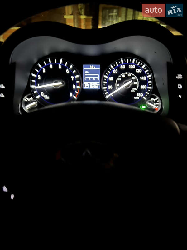 Седан Infiniti Q70 2015 в Харкові