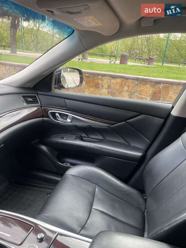 Седан Infiniti Q70 2015 в Могилів-Подільському