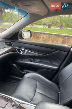 Седан Infiniti Q70 2015 в 