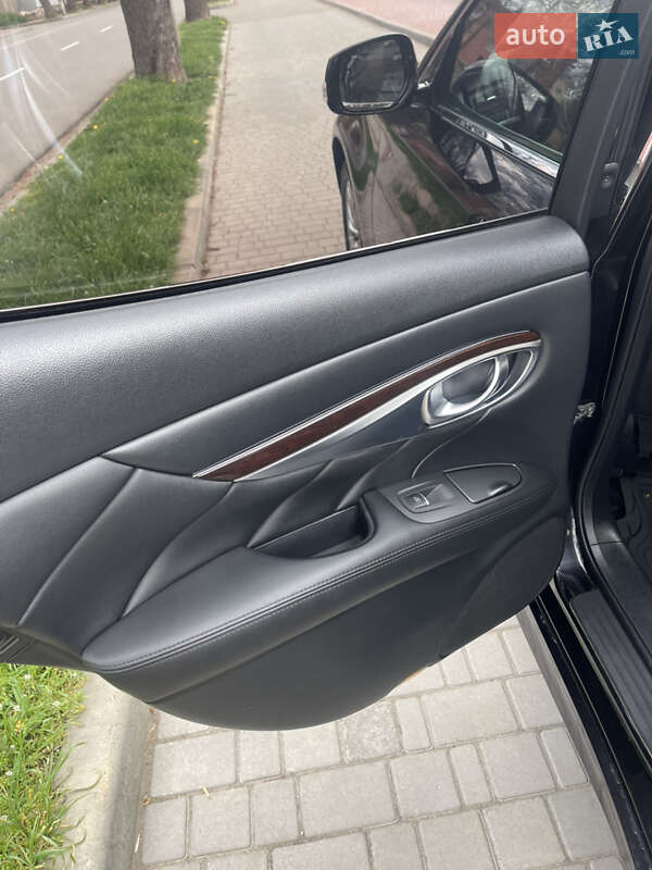 Седан Infiniti Q70 2015 в Могилів-Подільському