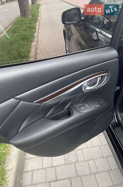 Седан Infiniti Q70 2015 в 