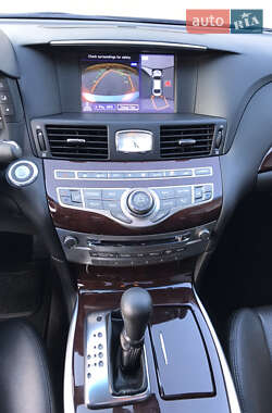 Седан Infiniti Q70 2016 в 