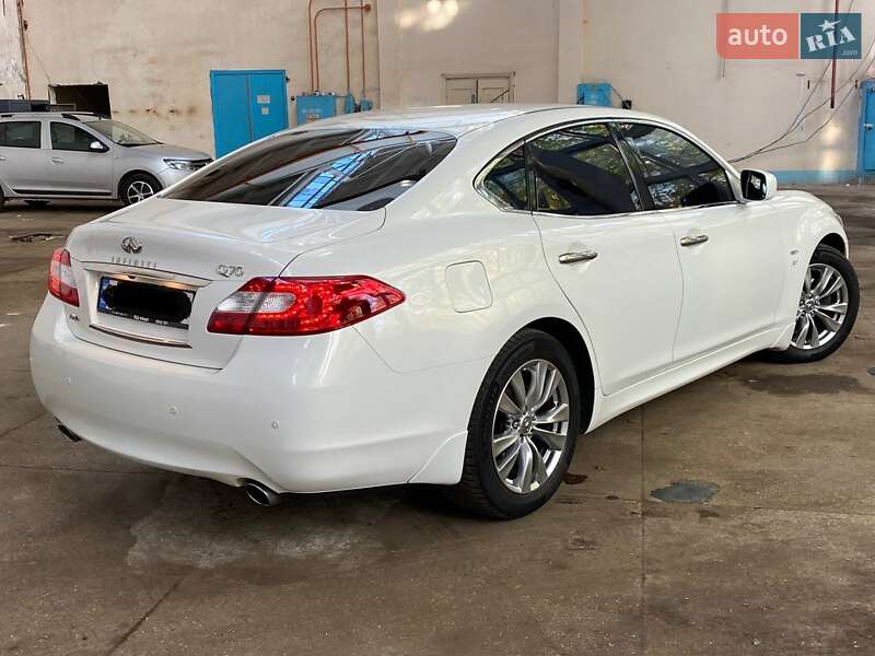 Седан Infiniti Q70 2015 в Чернигове