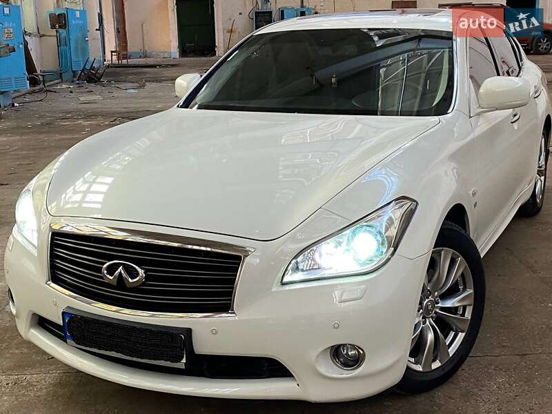 Седан Infiniti Q70 2015 в Чернигове