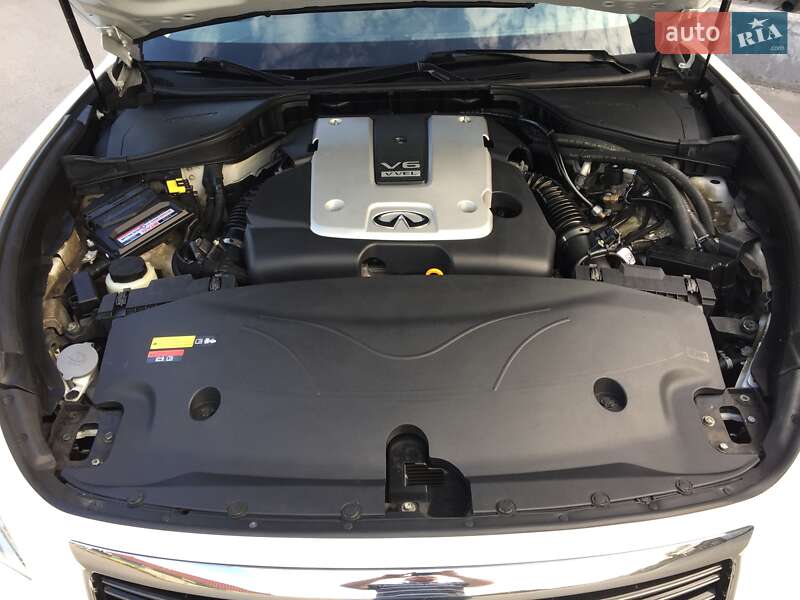 Седан Infiniti Q70 2015 в Чернигове