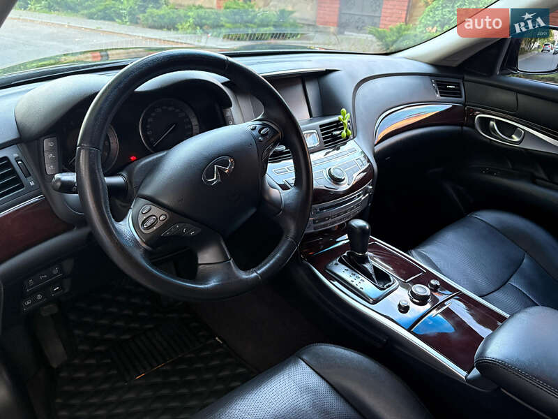 Седан Infiniti Q70 2013 в Софіївській Борщагівці