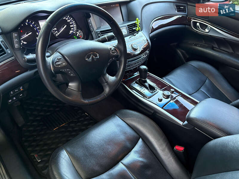 Седан Infiniti Q70 2013 в Софіївській Борщагівці