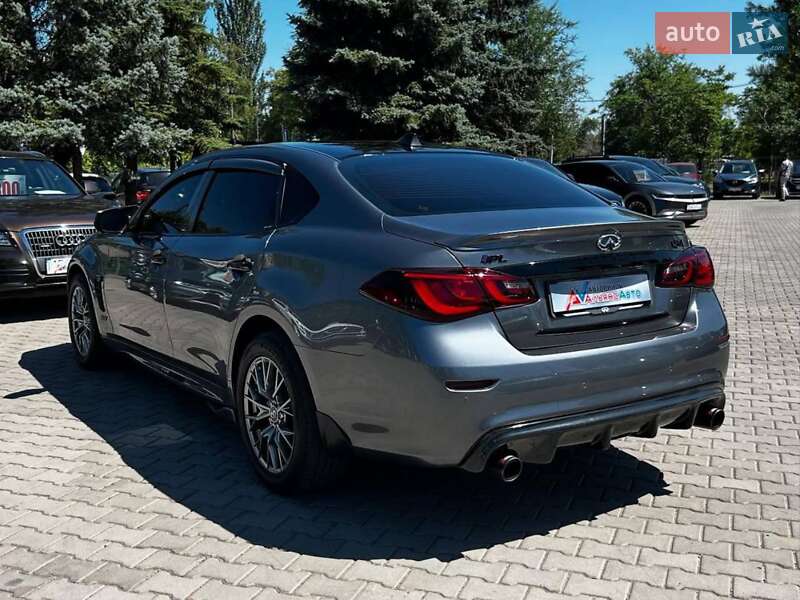 Седан Infiniti Q70 2016 в Кривому Розі