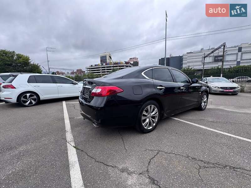 Седан Infiniti Q70 2013 в Києві