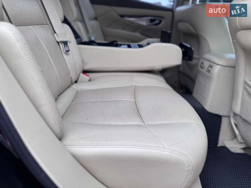 Седан Infiniti Q70 2013 в Києві