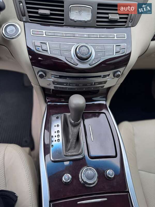 Седан Infiniti Q70 2013 в Києві