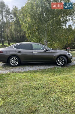 Седан Infiniti Q70 2017 в 