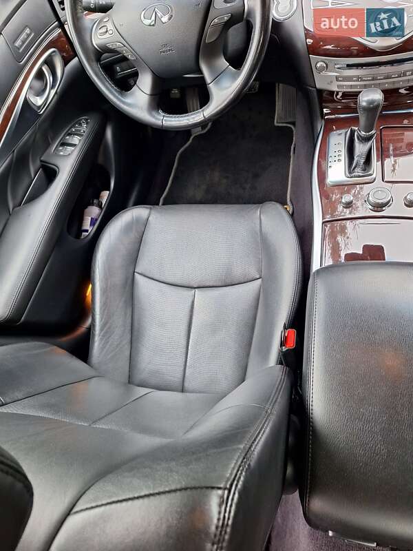 Седан Infiniti Q70 2016 в Сваляве фото 22 Седан Infiniti Q70 2016 в Сваляве