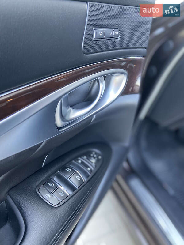 Седан Infiniti Q70 2015 в Вінниці