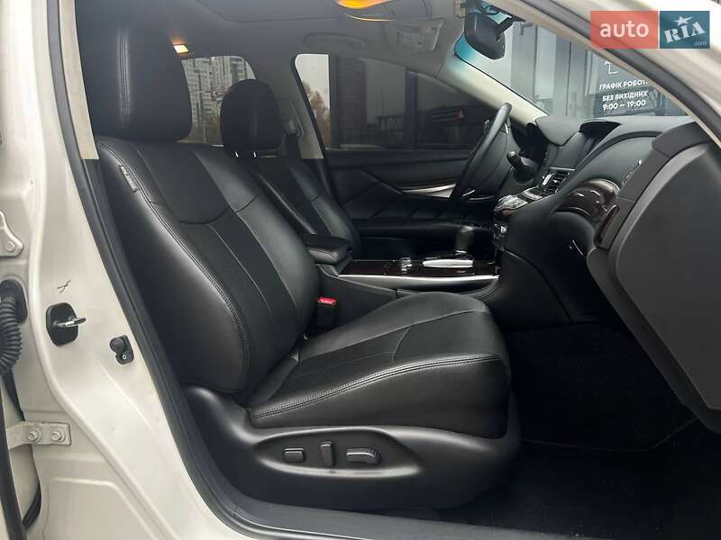 Седан Infiniti Q70 2016 в Киеве фото 12 Седан Infiniti Q70 2016 в Киеве