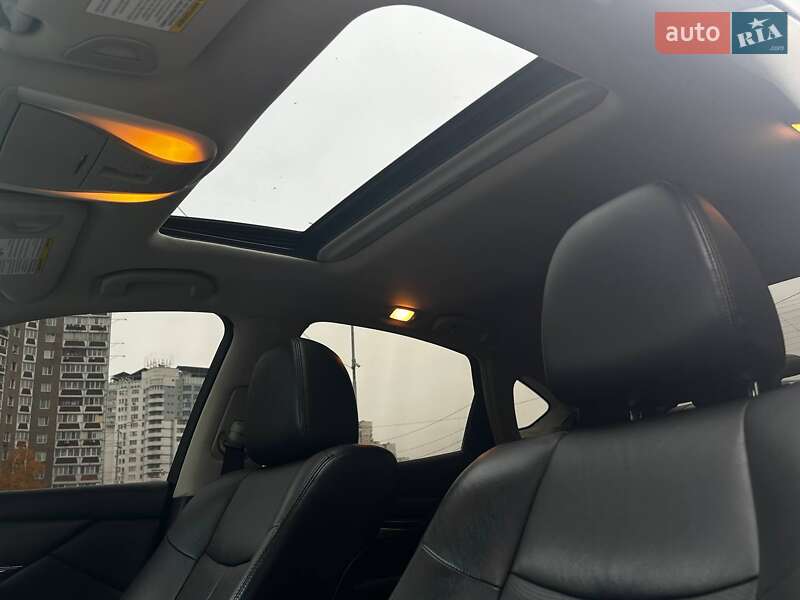 Седан Infiniti Q70 2016 в Киеве фото 29 Седан Infiniti Q70 2016 в Киеве