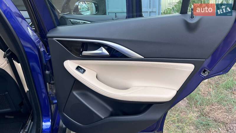 Внедорожник / Кроссовер Infiniti QX30 2016 в Киеве