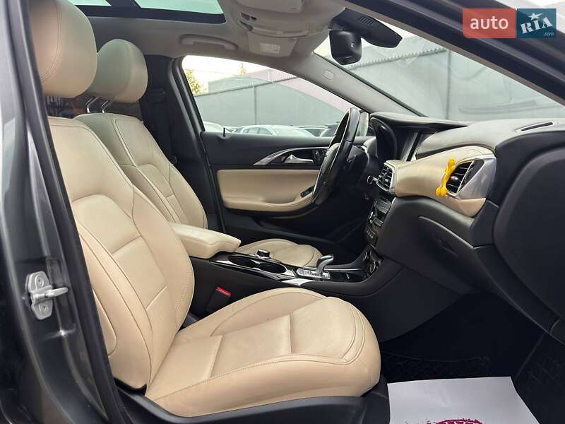 Позашляховик / Кросовер Infiniti QX30 2016 в Львові