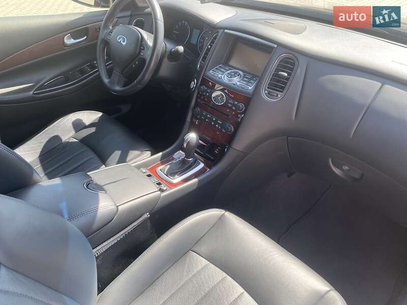 Позашляховик / Кросовер Infiniti QX50 2015 в Чернівцях