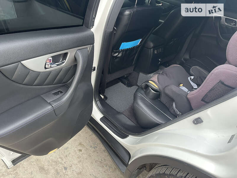 Внедорожник / Кроссовер Infiniti QX70 2014 в Тернополе
