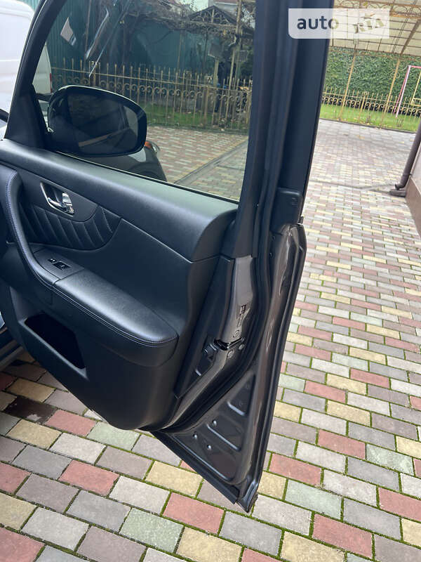 Позашляховик / Кросовер Infiniti QX70 2016 в Вишневому