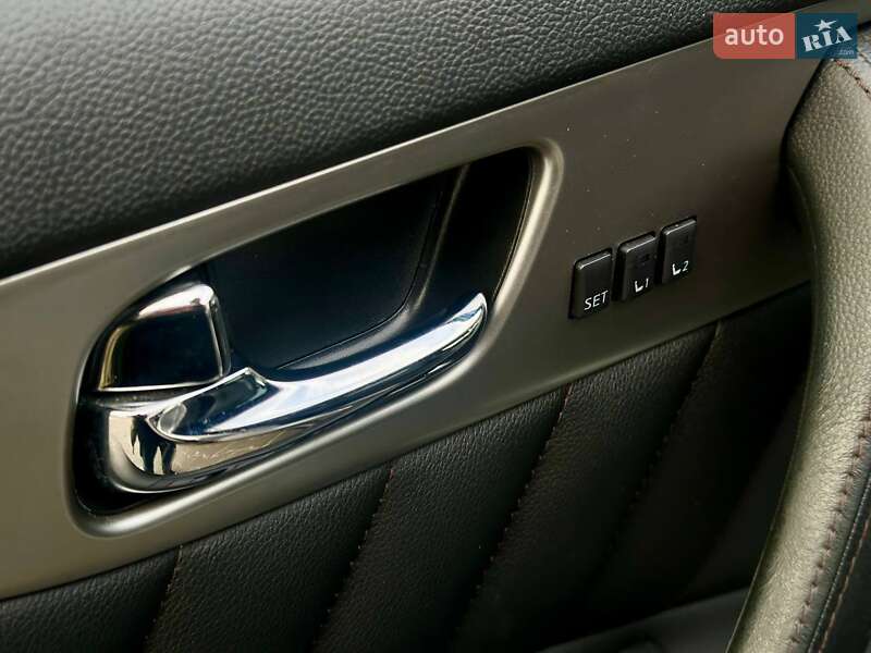 Внедорожник / Кроссовер Infiniti QX70 2015 в Одессе