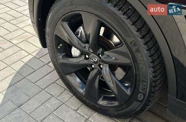 Внедорожник / Кроссовер Infiniti QX70 2015 в 