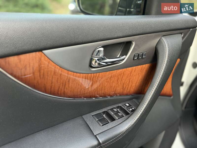 Внедорожник / Кроссовер Infiniti QX70 2014 в Киеве