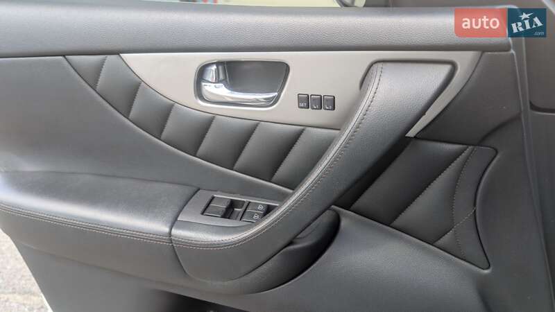 Внедорожник / Кроссовер Infiniti QX70 2013 в Львове