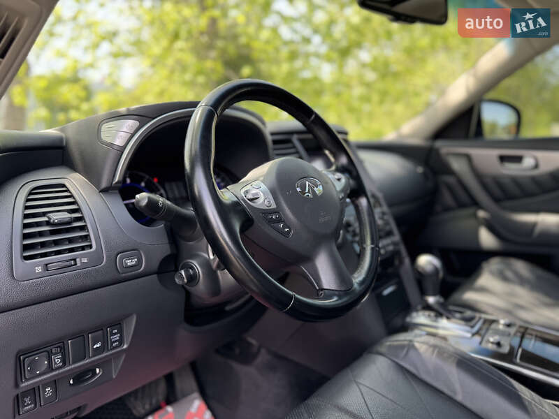 Позашляховик / Кросовер Infiniti QX70 2015 в Києві