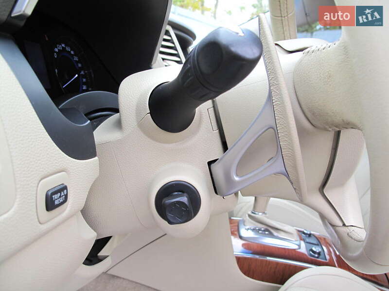 Позашляховик / Кросовер Infiniti QX70 2013 в Києві