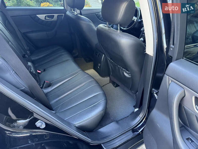 Позашляховик / Кросовер Infiniti QX70 2013 в Волочиську