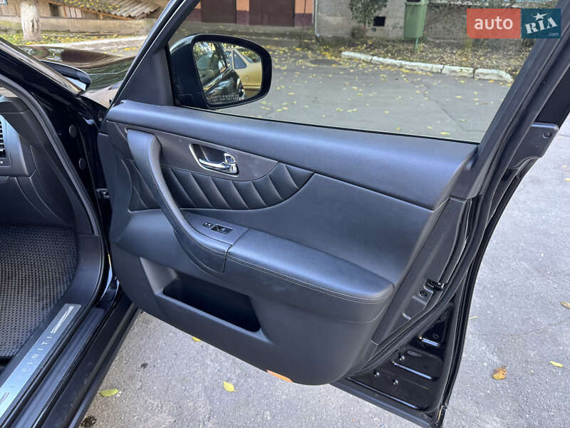 Позашляховик / Кросовер Infiniti QX70 2013 в Волочиську