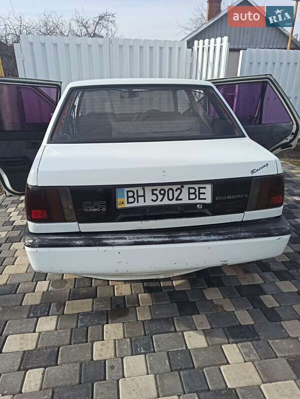 Седан Isuzu Gemini 1986 в Раздельной