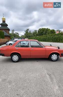 Седан Isuzu Gemini 1982 в 