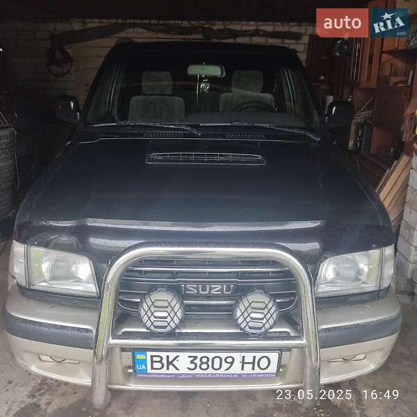 Внедорожник / Кроссовер Isuzu Trooper 2000 в Дубровице