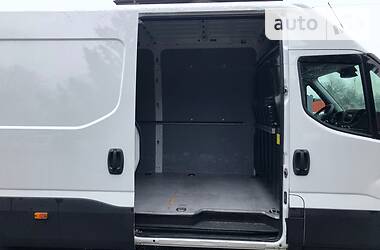 Грузовой фургон Iveco Daily 2016 в 