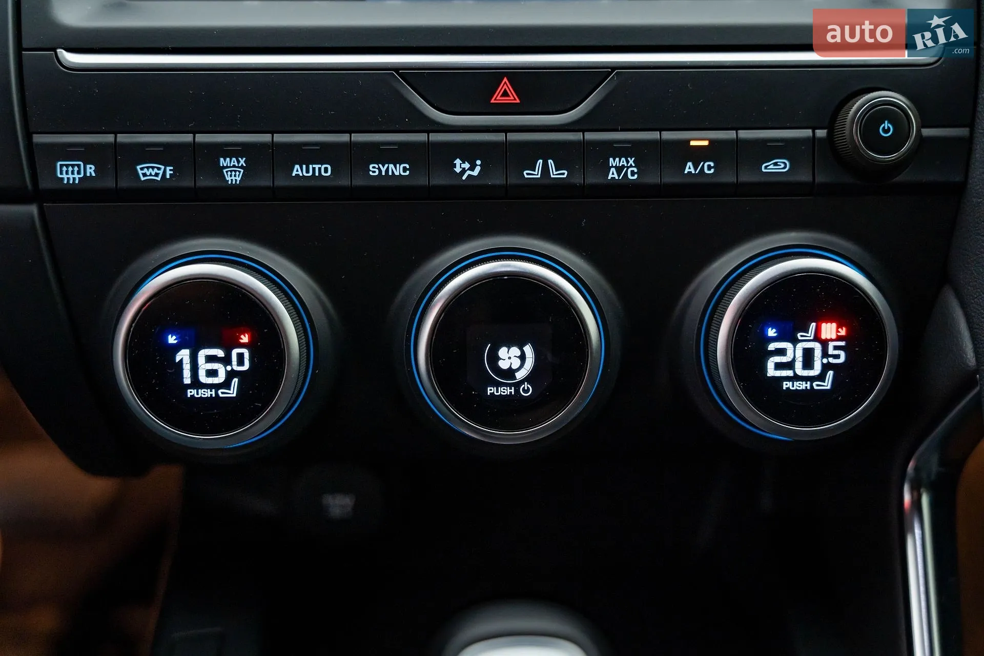 2019 Jaguar E-Pace - мініатюра 21