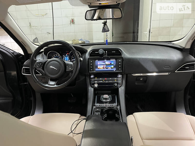 Внедорожник / Кроссовер Jaguar F-Pace 2017 в Черновцах