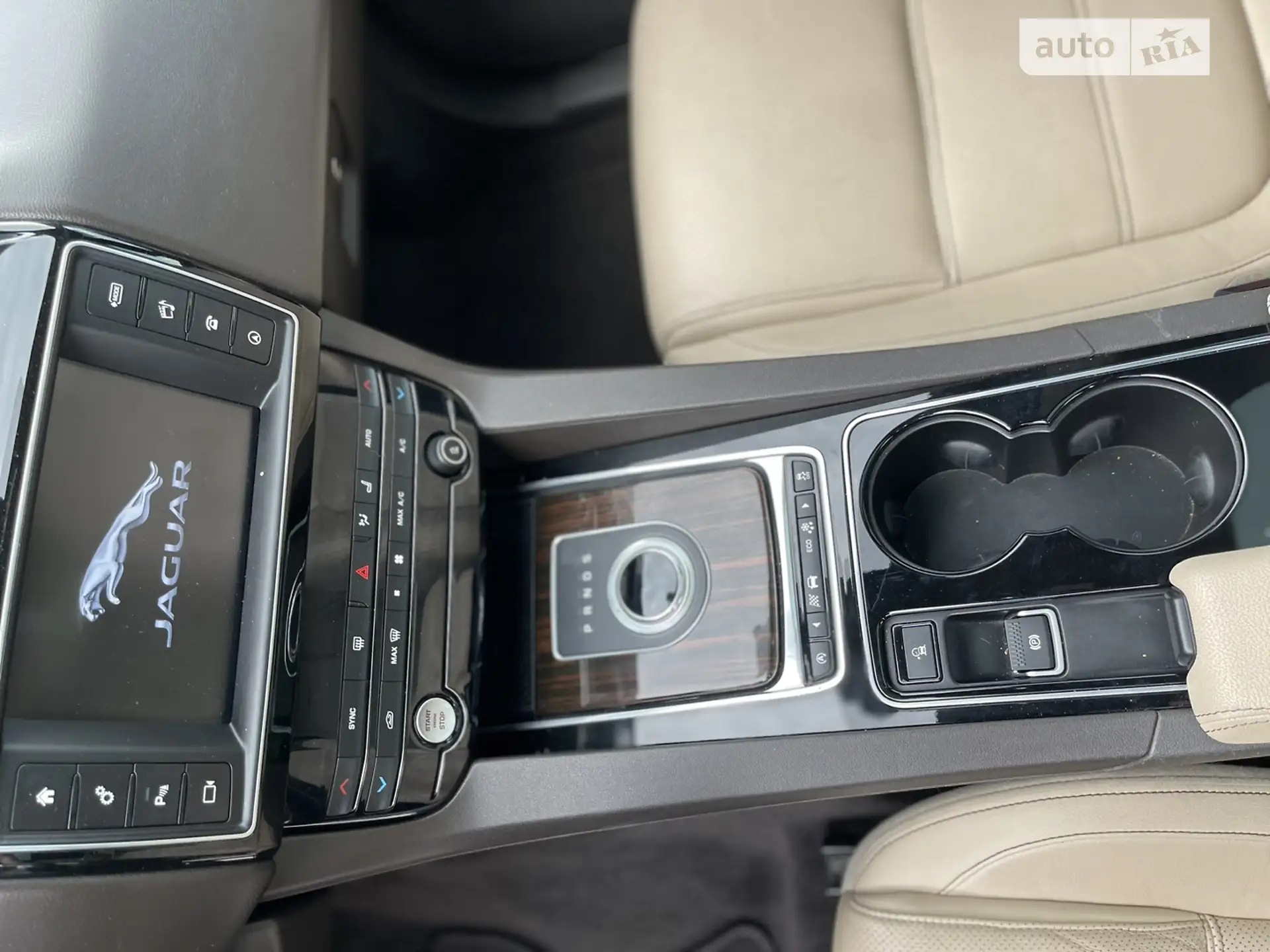2016 Jaguar F-Pace - мініатюра 32