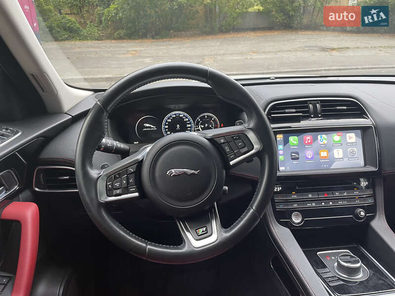 Внедорожник / Кроссовер Jaguar F-Pace 2016 в Киеве