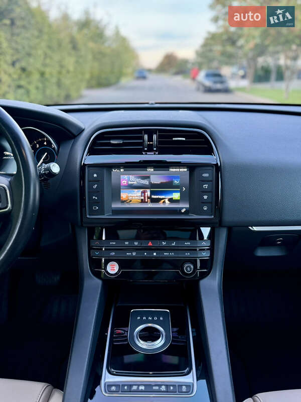 Позашляховик / Кросовер Jaguar F-Pace 2016 в Львові